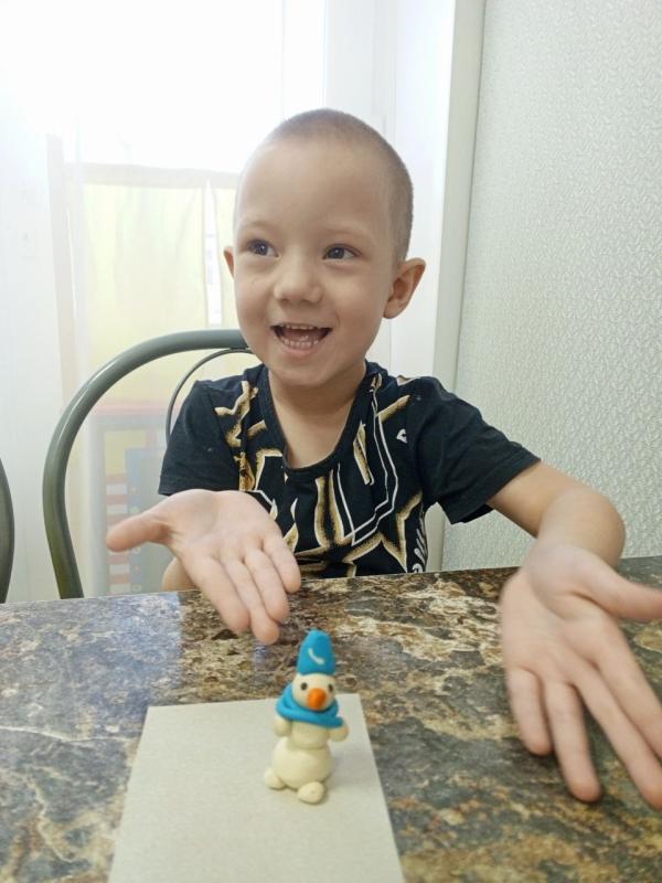 Наша небольшая мастерская превратилась на некоторое время в настоящую сказочную страну, в которой дети получили возможность выразить себя и почувствовать радость от сделанного собственными руками чуда, когда лепили из пластилина снеговичков.