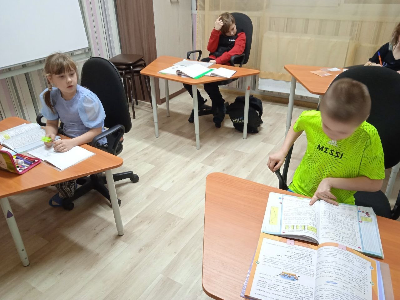Началась новая ﻿четверть, а это ﻿значит, что ﻿мы ﻿снова ﻿окунулись в мир ﻿учебы. 