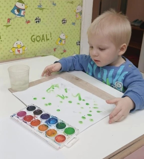 Рисование красками пальчиками— стимулирование к развитию мелкой моторики и тактильных ощущений.