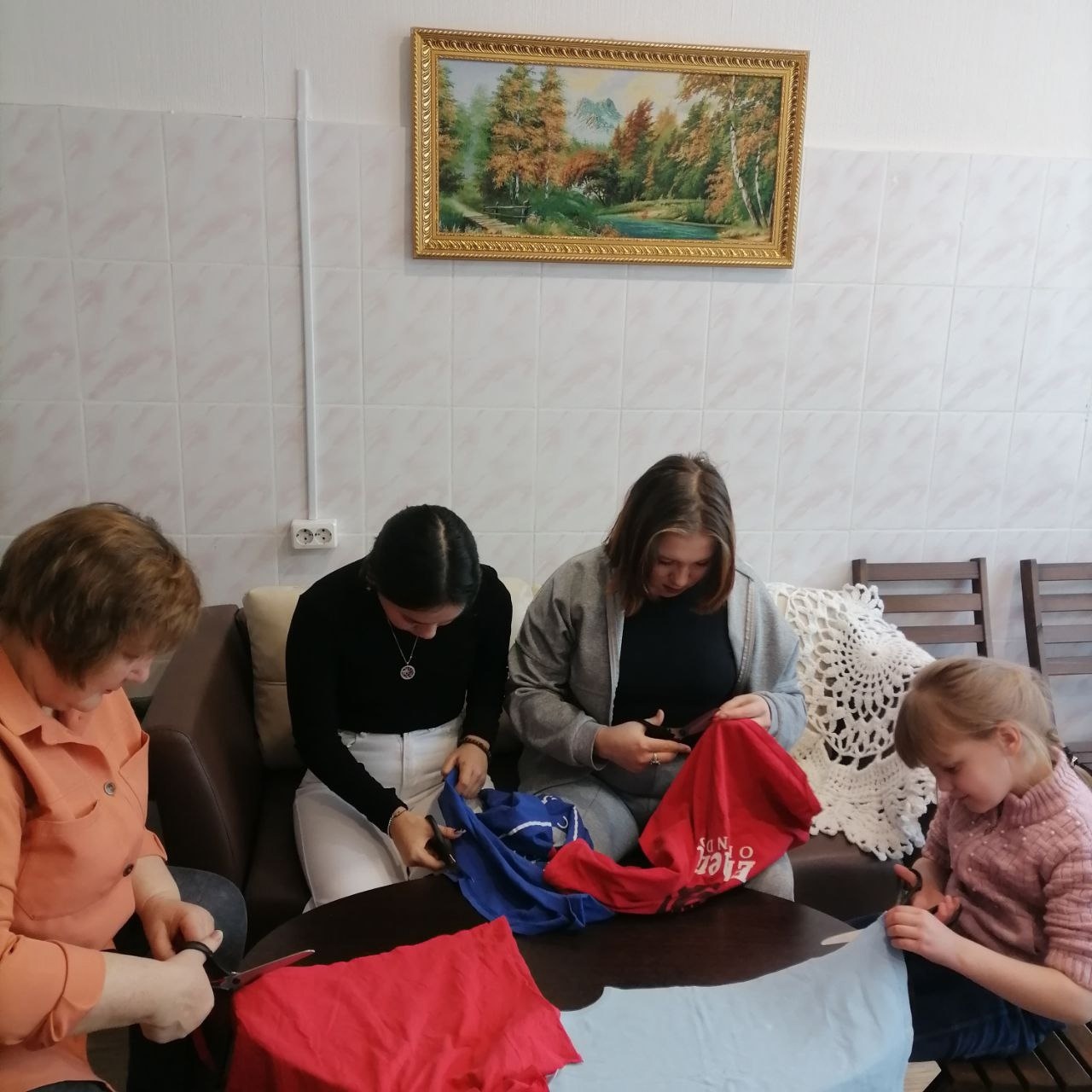 В Семейной мастерской 'КоверOk" для наших воспитанниц мастерица Елена Николаевна провела мастер-класс по вязанию круглых ковриков из трикотажных нитей. В Семейной мастерской 'КоверOk" для наших воспитанниц мастерица Елена Николаевна провела мастер-класс по вязанию круглых ковриков из трикотажных нитей.