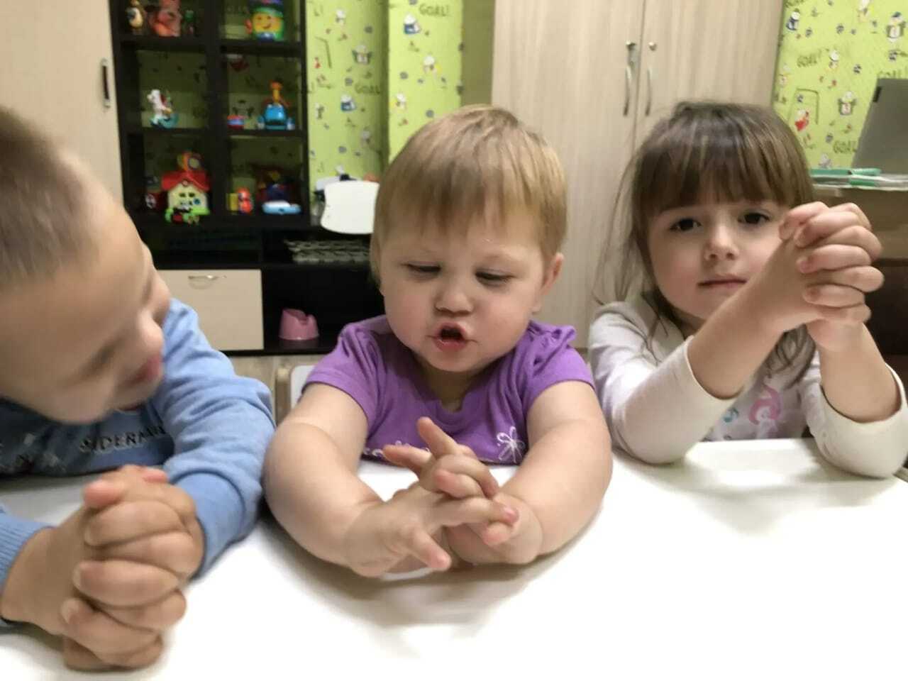 Сегодня малыши с удовольствием погрузились в мир пальчиковых игр — "Дружные пальчики", "Семья" и "Осень". Эти игры не только повеселили их, но и принесли огромную пользу.