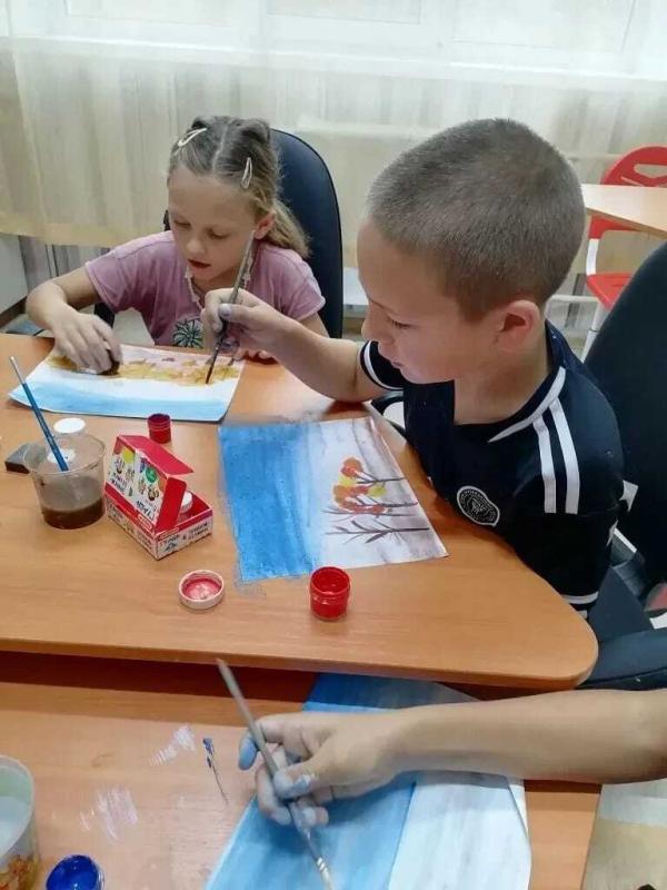 Необычное художественное занятие прошло в кружке «Творческий MIX», где ребята работали в удивительной технике правополушарного рисования.