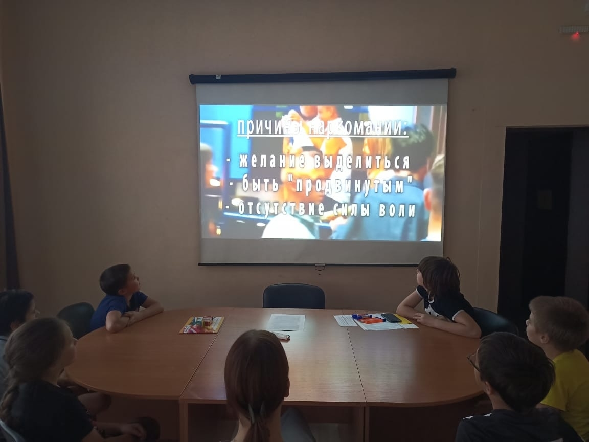 Наш частый гость, сотрудник библиотеки имени Потанина, провела час профилактики "Наркотик - оружие самоистребления", направленный на предотвращение употребления наркотических и психотропных веществ.
