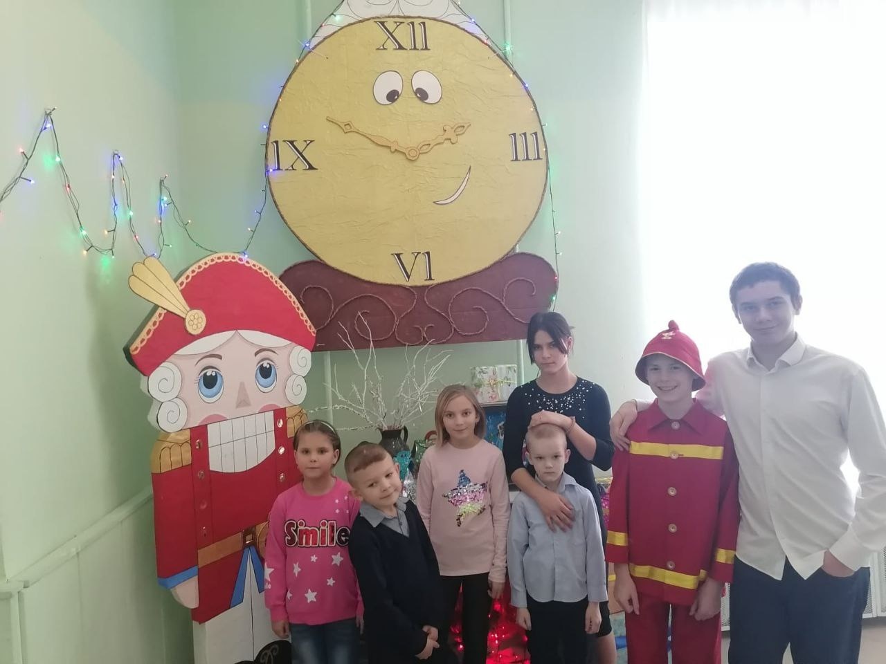Перед Новым годом в Школе фей идёт экзамен. Великий и могучий волшебник просит двух воспитанниц показать, как они научились делать новогодние чудеса.