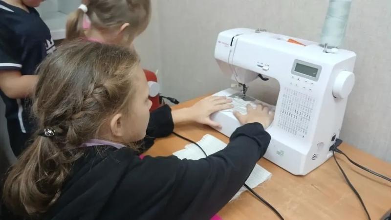 На воспитательском часе воспитанники 7-11 лет отправились в экскурсию по швейной мастерской нашего центра.