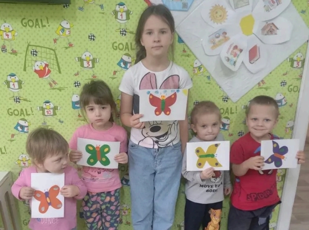 Сегодня на кружке "Творческий MIX" малыши создали яркие аппликации "Нарядные бабочки"!