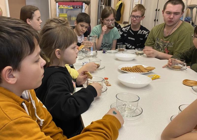 В нашем центре прошли домашние гостевания «Чаепитие с богатырями», посвящённые 23 февраля — Дню Защитника Отечества.