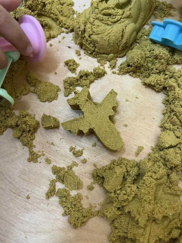 В рамках программы "Счастливый путь" мы провели наполненное радостью занятие по гармонизации эмоционального состояния с нашими младшими воспитанниками через песочную терапию – чудесный способ для развития творчества и мелкой моторики.