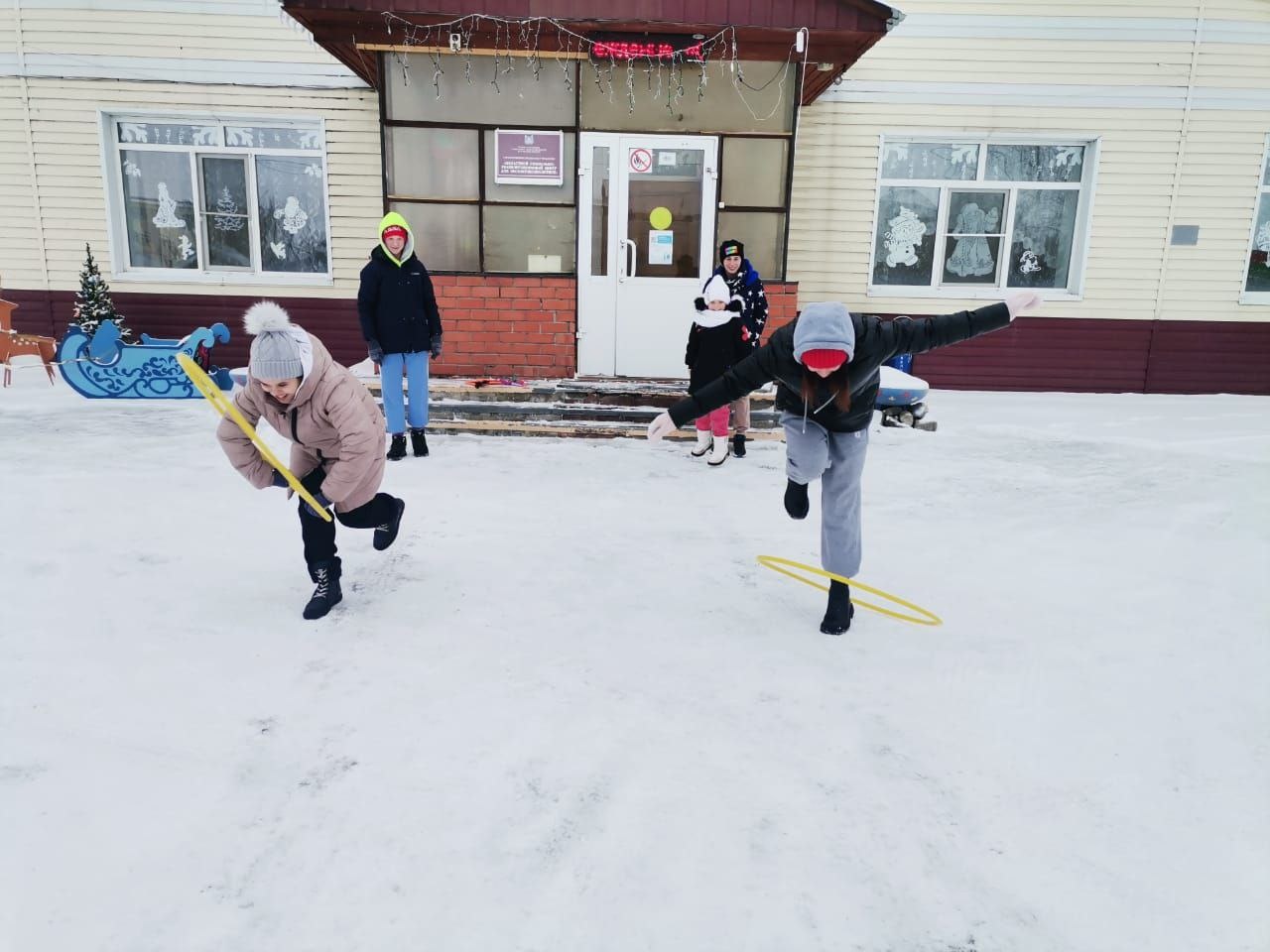 Подвижные игры на свежем воздухе зимой доставляют ребятам огромную радость и приносят неоценимую пользу здоровью.