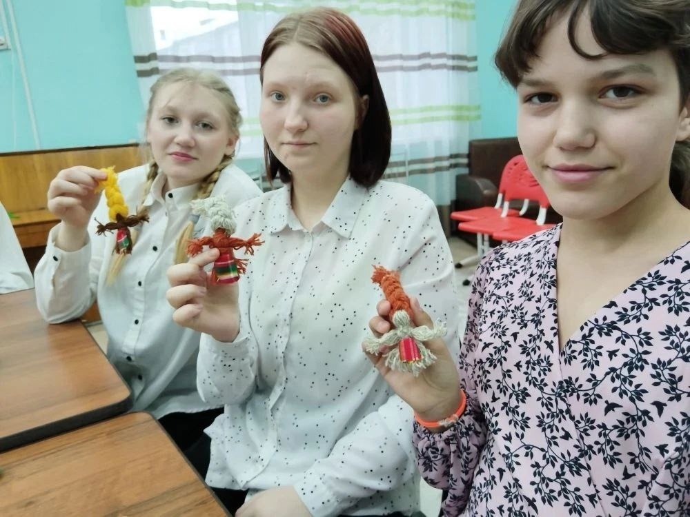 Специалист Дома-музея декабристов Ольга Олеговна провела для ребят увлекательный мастер-класс по изготовлению традиционной масленичной куклы.