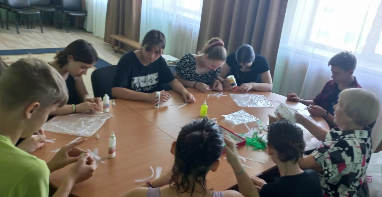 Мастер-класс «Ромашка- брошка» в преддверии Дня семьи, любви и верности от сотрудника библиотеки имени Л. Н. Толстого.