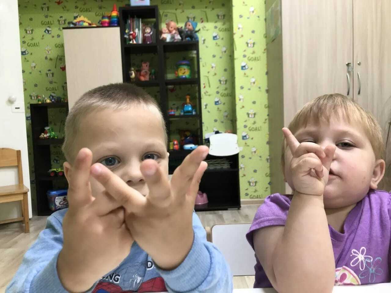 Сегодня малыши с удовольствием погрузились в мир пальчиковых игр — "Дружные пальчики", "Семья" и "Осень". Эти игры не только повеселили их, но и принесли огромную пользу.