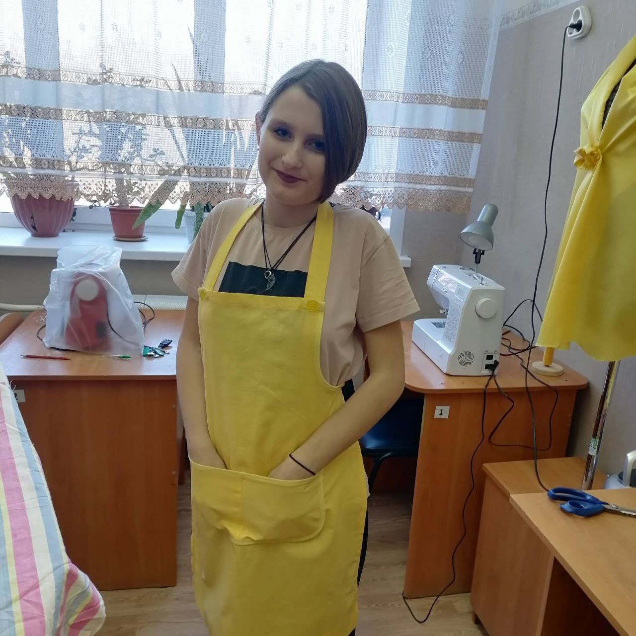 Наша Василиса осваивает швейное дело. Фартук стал первым изделием, изготовленным своими руками!