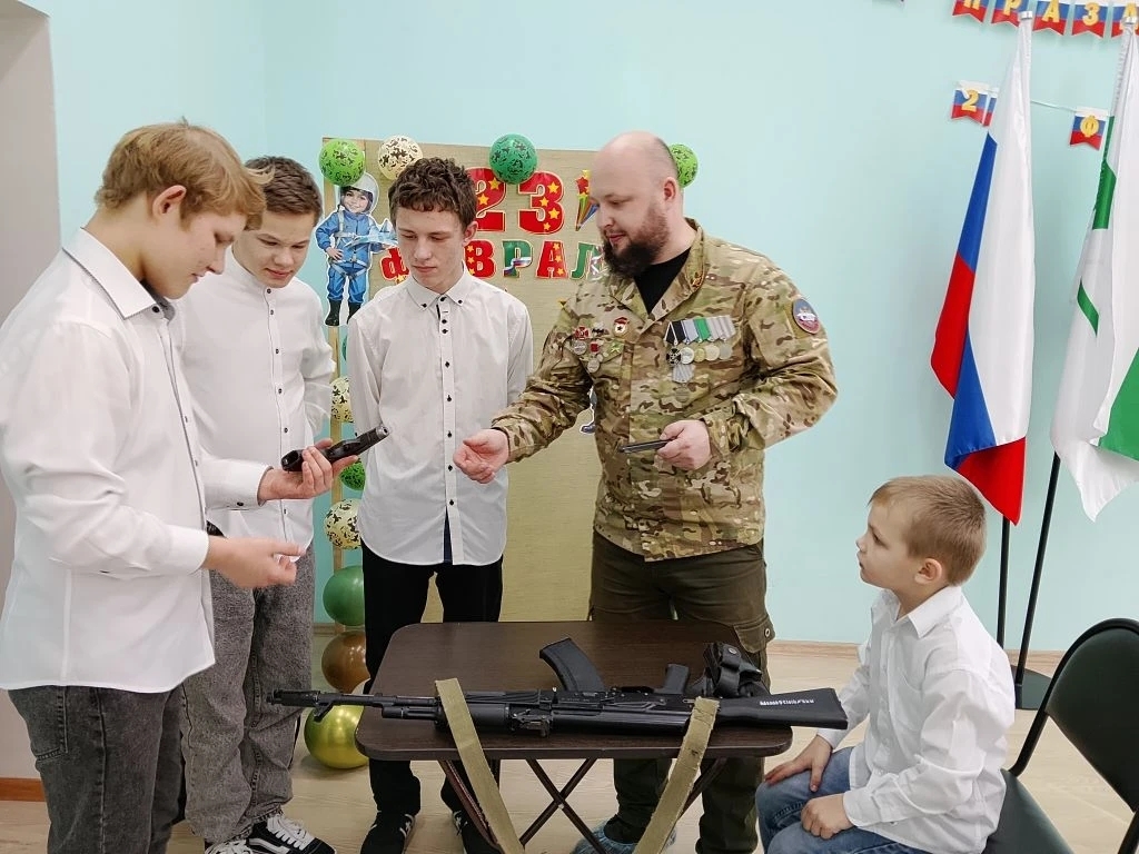 В центре прошла яркая конкурсно-игровая программа «Солдатская выправка», посвящённая Дню Защитника Отечества!