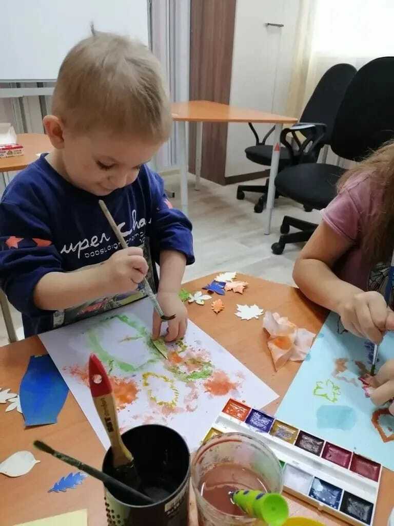 Необычное художественное занятие прошло в кружке «Творческий MIX», где ребята работали в удивительной технике правополушарного рисования.