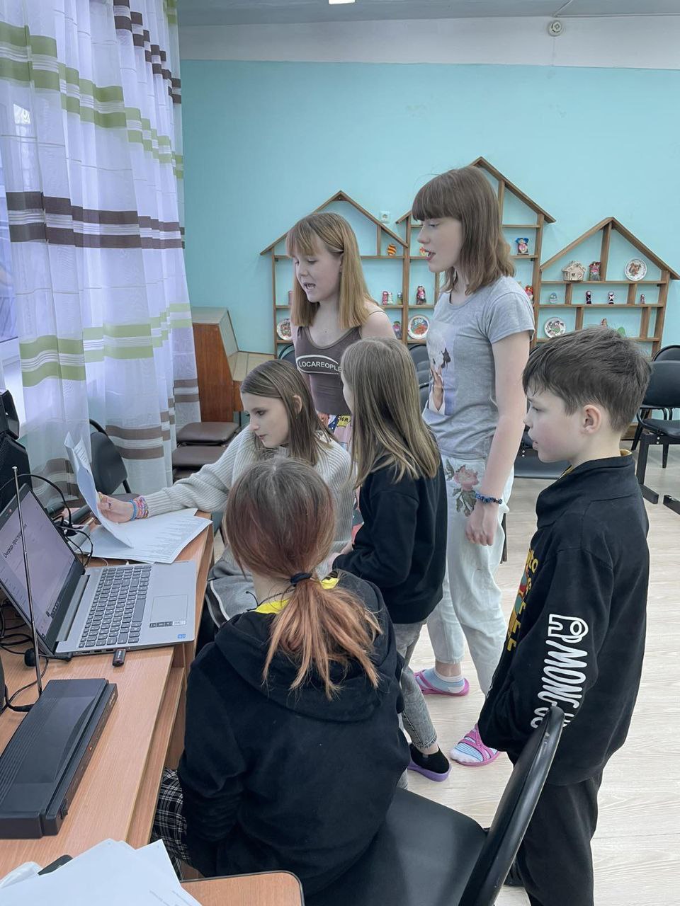 Снова собрались дружной компанией в тесном кругу, чтобы петь! Снова собрались дружной компанией в тесном кругу, чтобы петь!