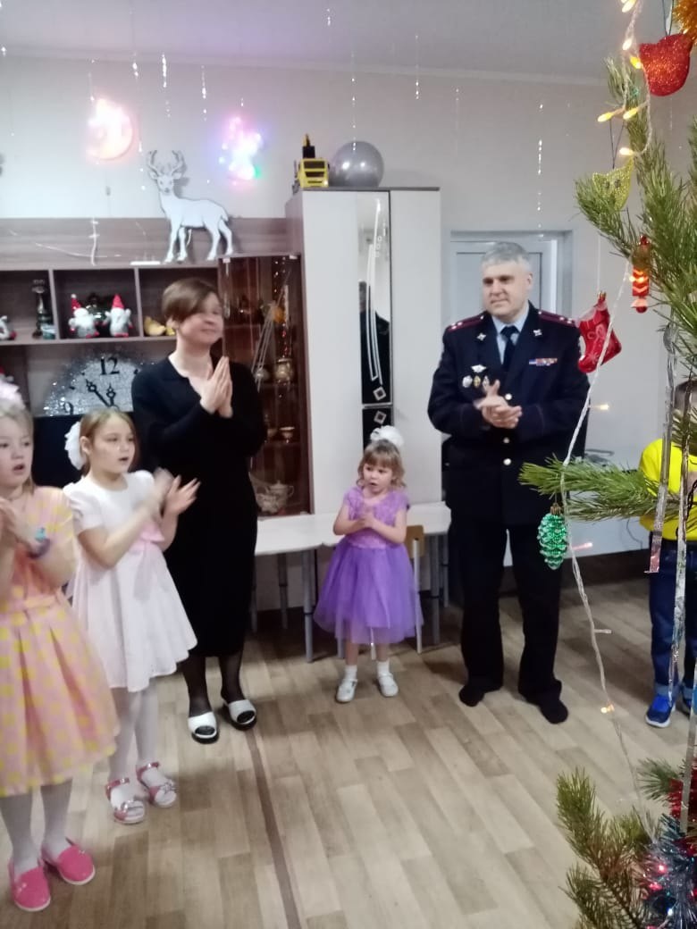 28 декабря сотрудники Штаба УМВД России по Курганской области побывали в гостях у детей из подшефного учреждения - Мишкинский филиал ГБУ "ОСРЦ".