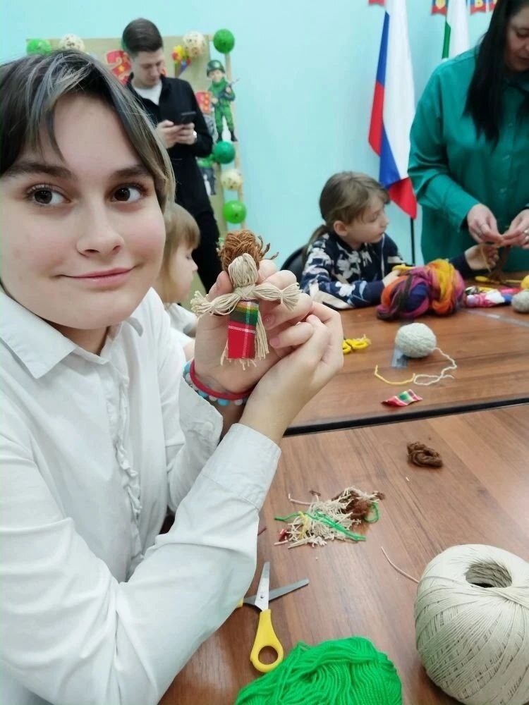 Специалист Дома-музея декабристов Ольга Олеговна провела для ребят увлекательный мастер-класс по изготовлению традиционной масленичной куклы.