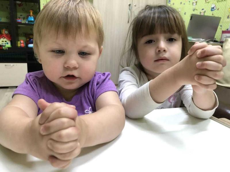 Сегодня малыши с удовольствием погрузились в мир пальчиковых игр — "Дружные пальчики", "Семья" и "Осень". Эти игры не только повеселили их, но и принесли огромную пользу.