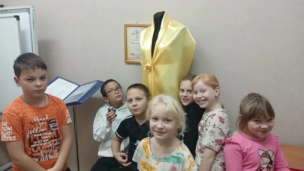 На воспитательском часе воспитанники 7-11 лет отправились в экскурсию по швейной мастерской нашего центра.