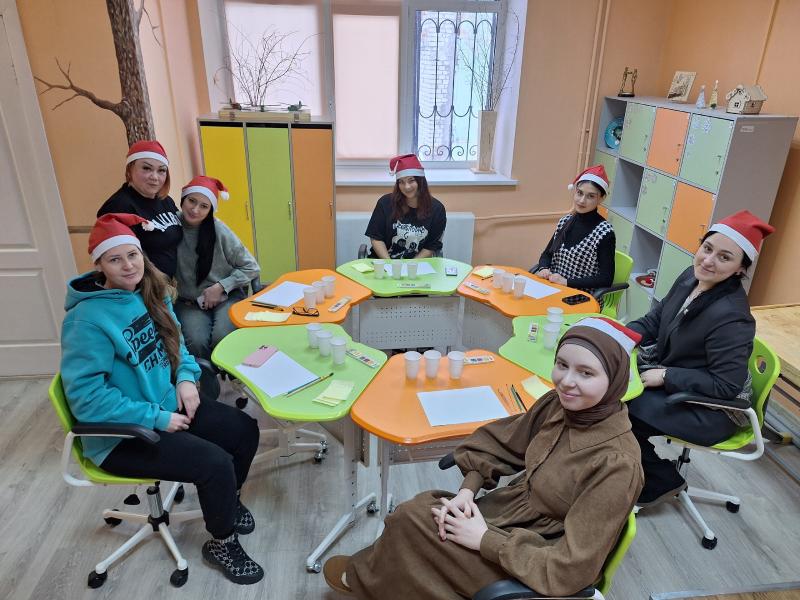 В преддверии новогодних праздников у нас состоялся творческий мастер‑класс для сотрудников центра, посвящённый технике гризайль — монохромной живописи, в которой изображение создаётся оттенками одного цвета.