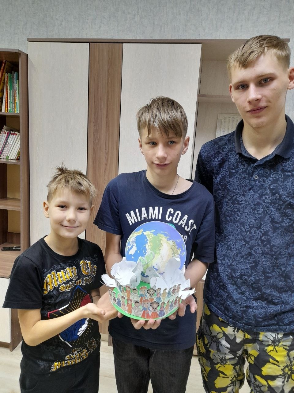 Провели творческий час, на котором ребята выполнили объёмную работу, посвящённую Дню народного единства.