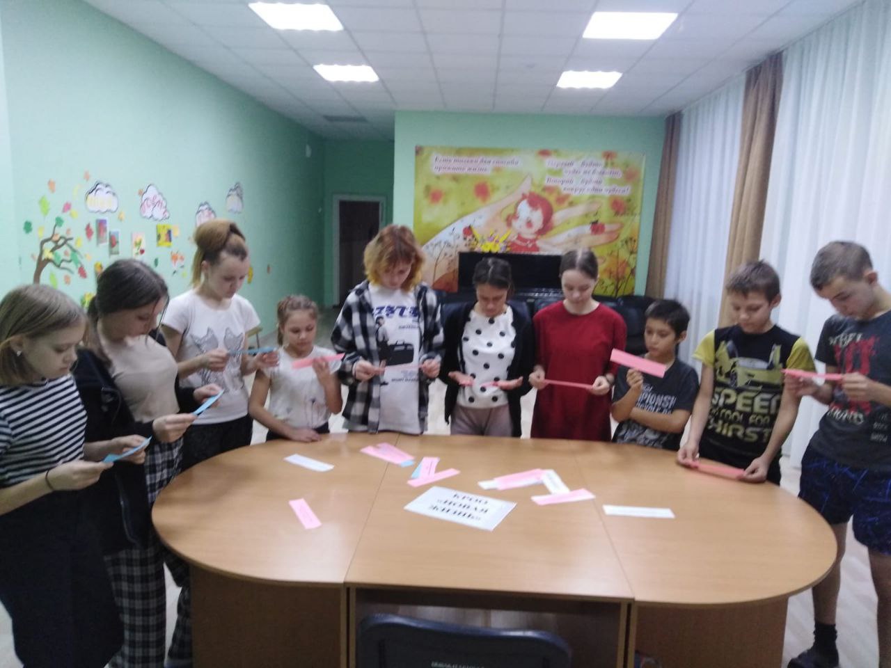 Собрались за круглым столом, чтобы обсудить проблему курения.