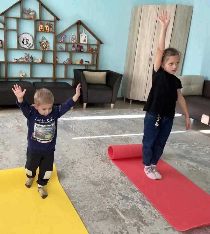 Полезное занятие состоялось для наших самых юных воспитанников — ребята погрузились в практику йоги. 