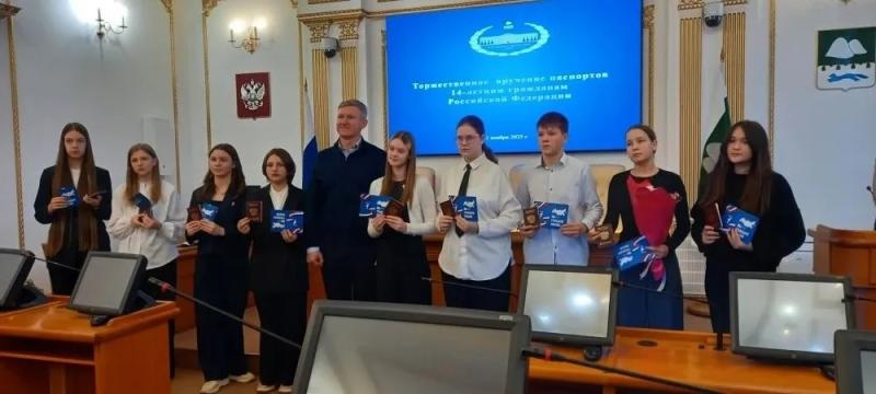 В торжественной обстановке, в здании Правительства Курганской области Валерия У. получила паспорт гражданина РФ.