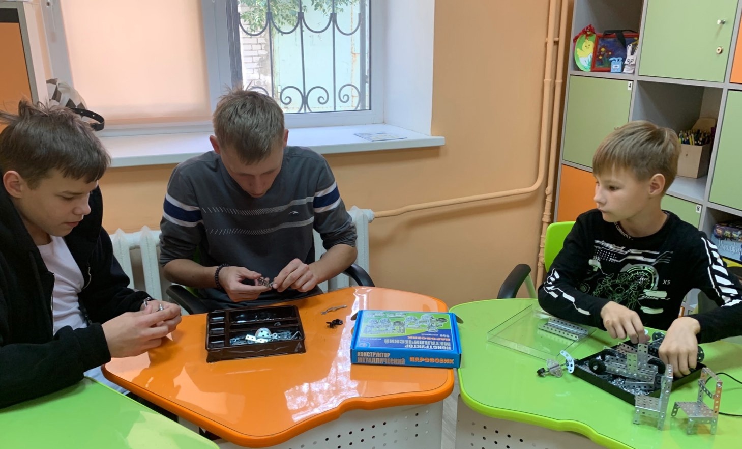 В мастерской возможностей «Встреча с собой» занятие по конструированию.