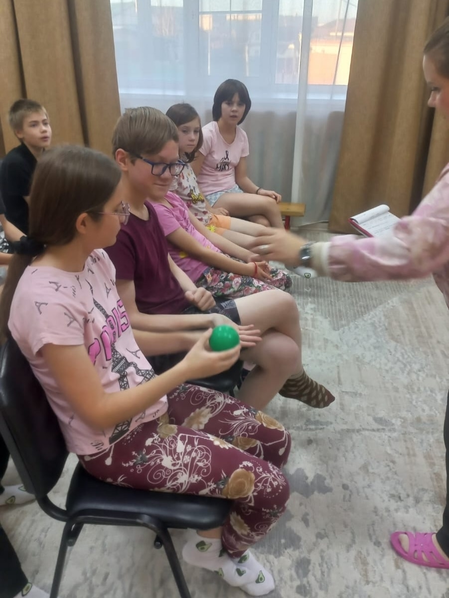 К нам в гости приходила Валентина Викторовна, сотрудник библиотеки им. С.Я. Маршака с программой по финансовой грамотности.