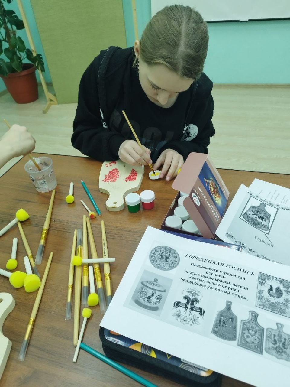 В рамках программы #Школа жизненного успеха_Мечтай_Планируй_Действуй #направление_Мое_первое_дело украшали разделочные доски хохломской и городецкой росписью. В рамках программы #Школа жизненного успеха_Мечтай_Планируй_Действуй #направление_Мое_первое_дело украшали разделочные доски хохломской и городецкой росписью.