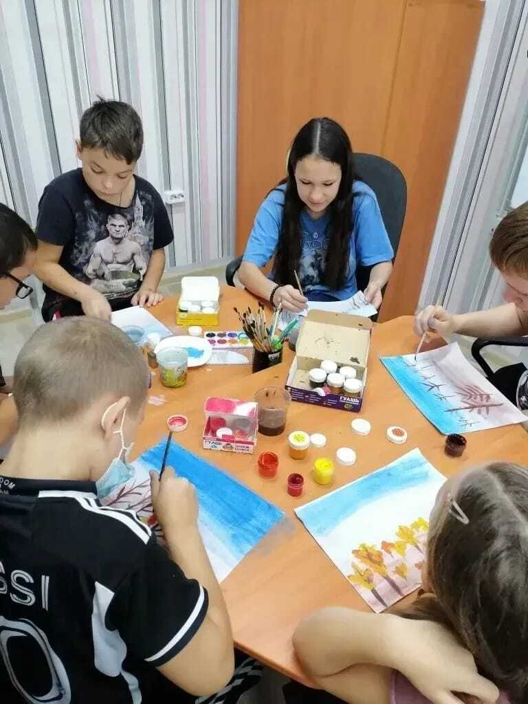 Необычное художественное занятие прошло в кружке «Творческий MIX», где ребята работали в удивительной технике правополушарного рисования.