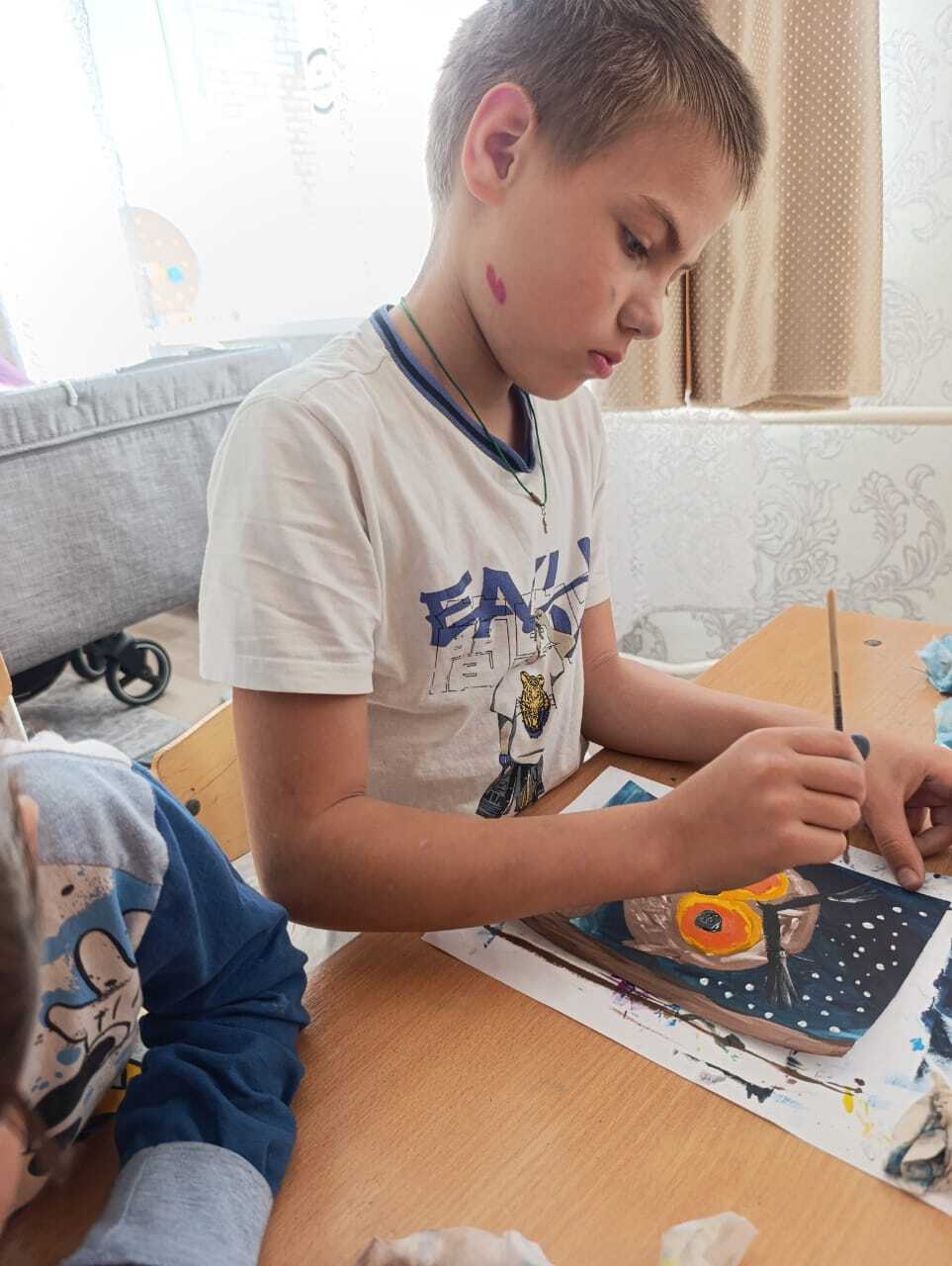Правополушарное рисование — это увлекательная техника, которая позволяет раскрыть творческий потенциал детей, задействуя их интуитивное мышление и креативность.