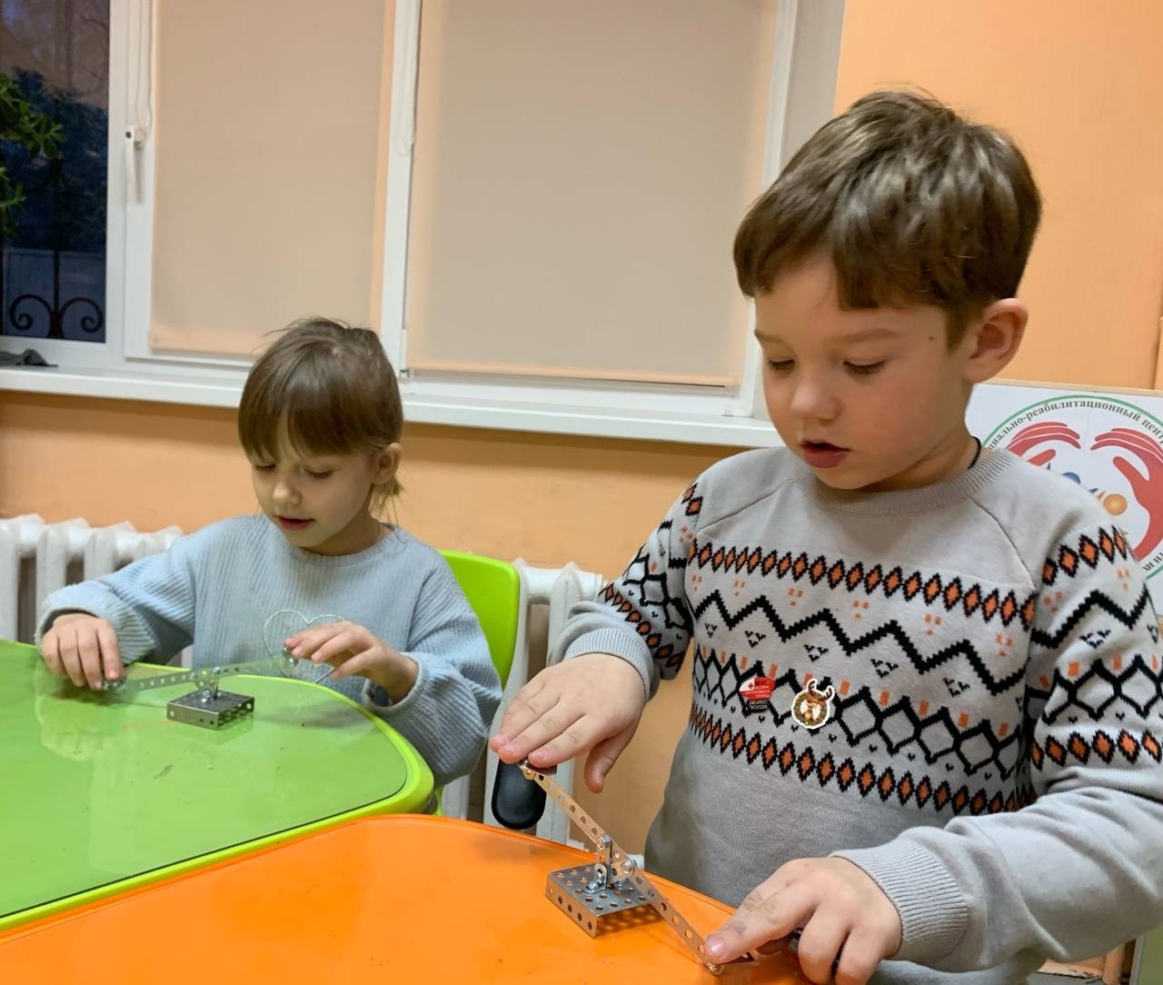 Сегодня ﻿в мастерской ﻿возможностей «Встреча ﻿с собой» весело ﻿и увлекательно ﻿проходило ﻿занятие ﻿по конструированию из металлического ﻿конструктора!