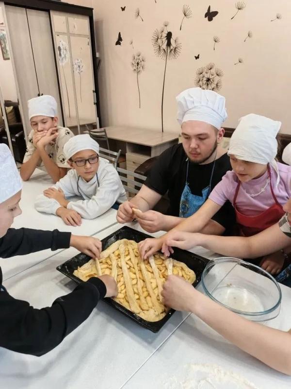 В рамках программы САП "Уютный дом" прошел вкусный и мастер-класс по приготовлению открытого пирога!