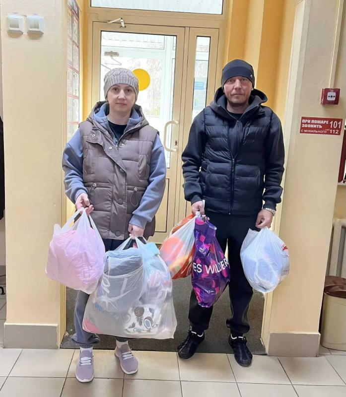 Говорят :« Мир не без добрых людей!» И это правда! Сегодня к нам в центр с подарками для малышей пришли Оксана и Андрей Важенины.