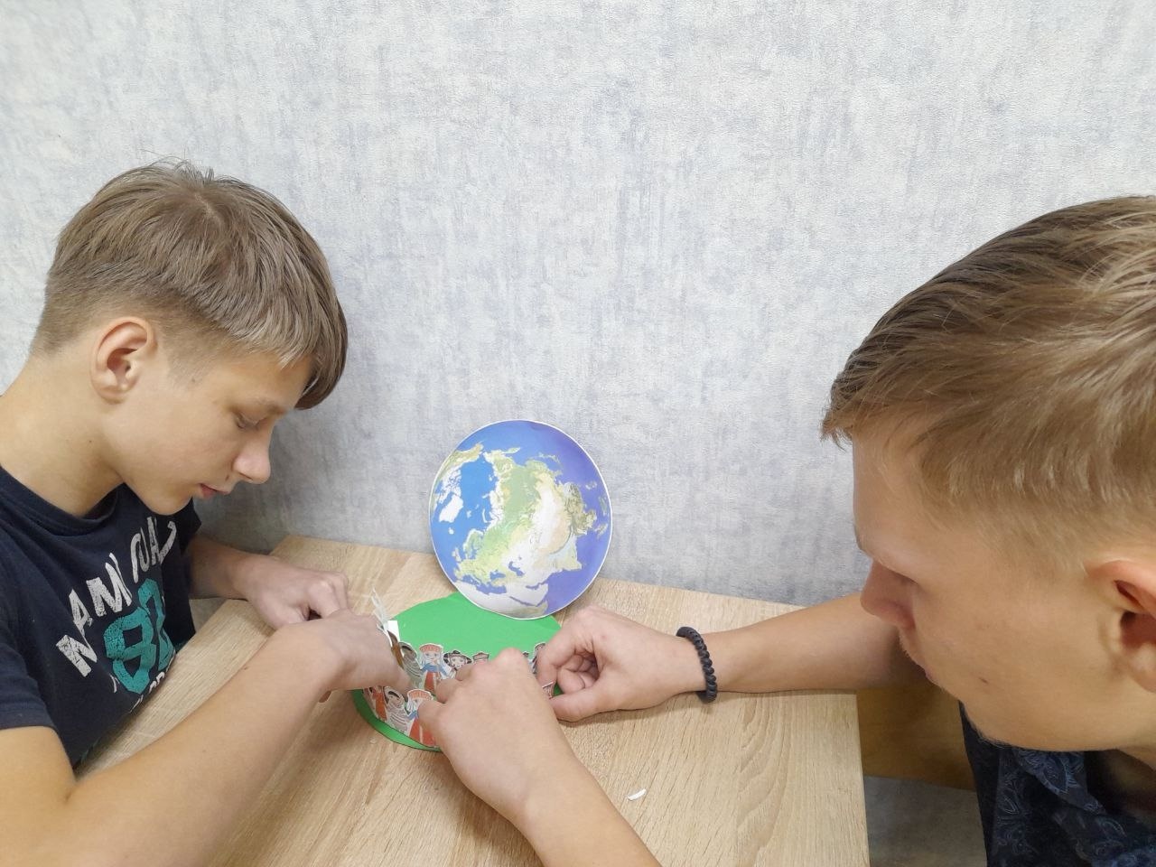 Провели творческий час, на котором ребята выполнили объёмную работу, посвящённую Дню народного единства.