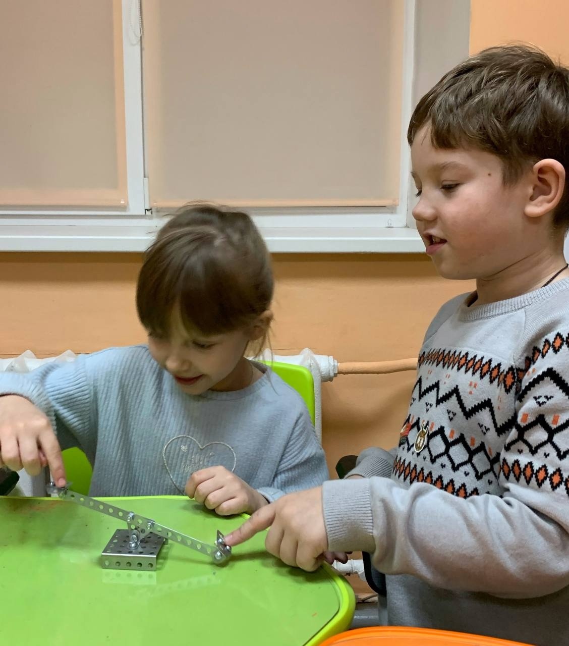 Сегодня в мастерской возможностей «Встреча с собой» весело и увлекательно проходило занятие по конструированию из металлического конструктора! Сегодня в мастерской возможностей «Встреча с собой» весело и увлекательно проходило занятие по конструированию из металлического конструктора!