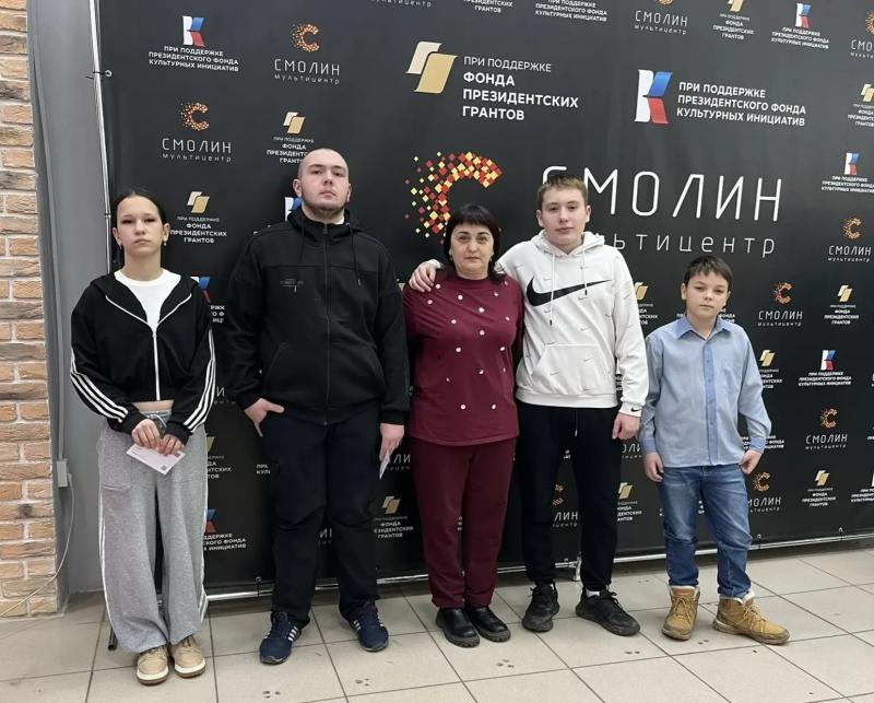 Мы побывали на поэтическом концерте «Города трудовой доблести», в мульти центре "Смолин", где с авторскими текстами выступили известные поэты из пяти регионов России - Казани, Каменск-Уральска, Кемерово, Кургана, Ханты-Мансийска.