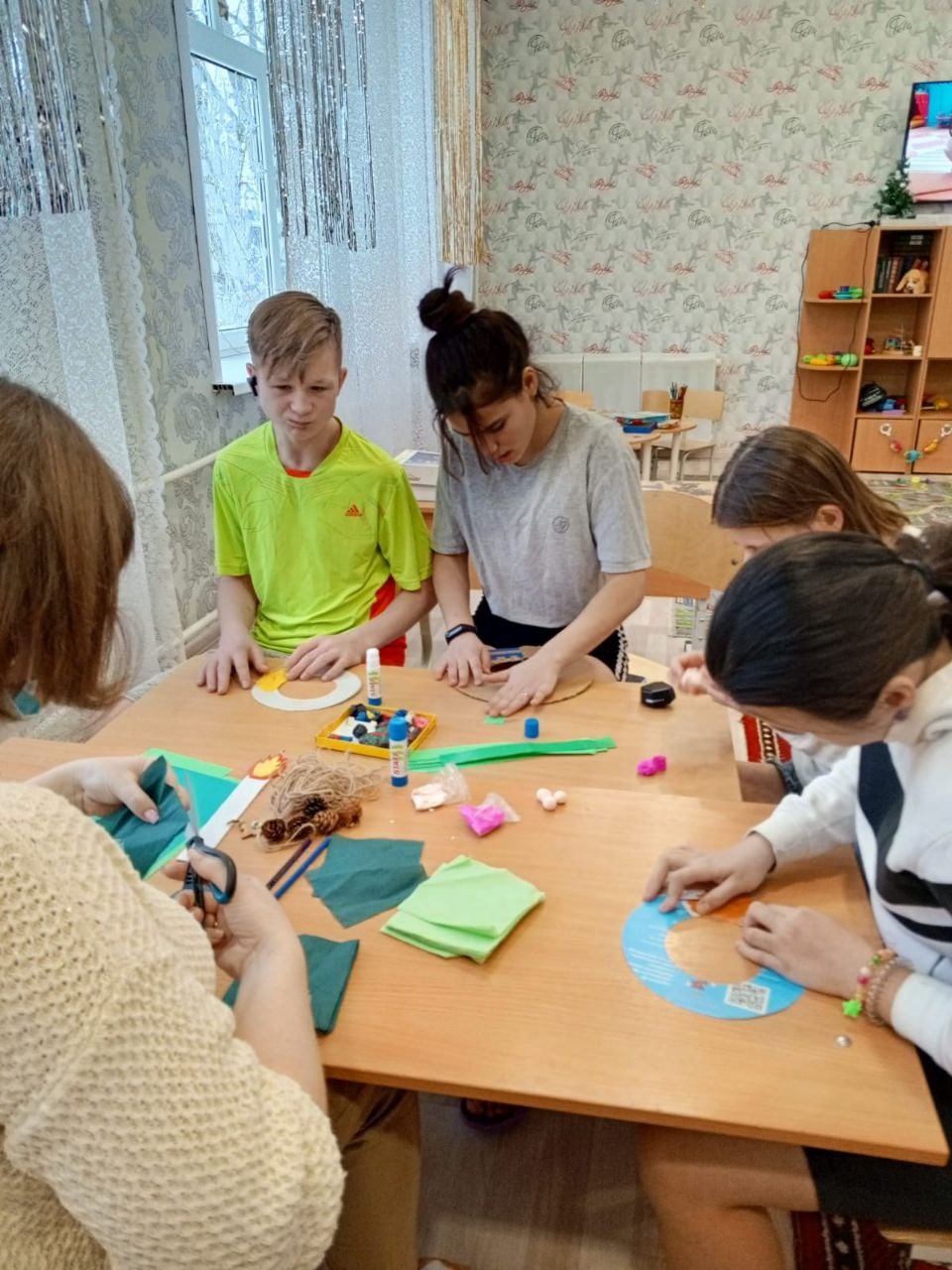 Сегодня мы с ребятами решили смастерить "Рождественские венки" разными техниками.