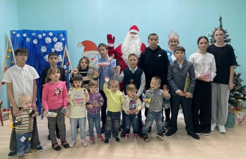 В наш центр с новогодними поздравлениями пришли Дед Мороз и Снегурочка из Регионального отделения ДОСААФ России Курганской области!