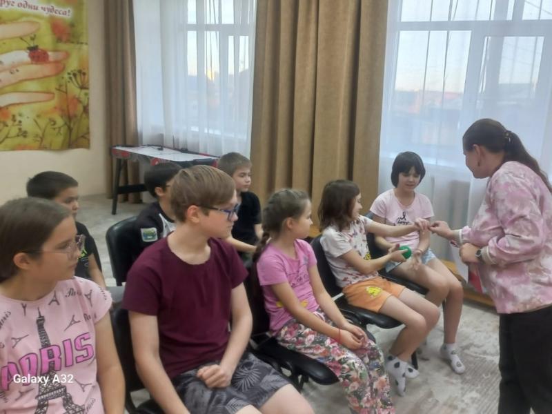 К нам в гости приходила Валентина Викторовна, сотрудник библиотеки им. С.Я. Маршака с программой по финансовой грамотности.