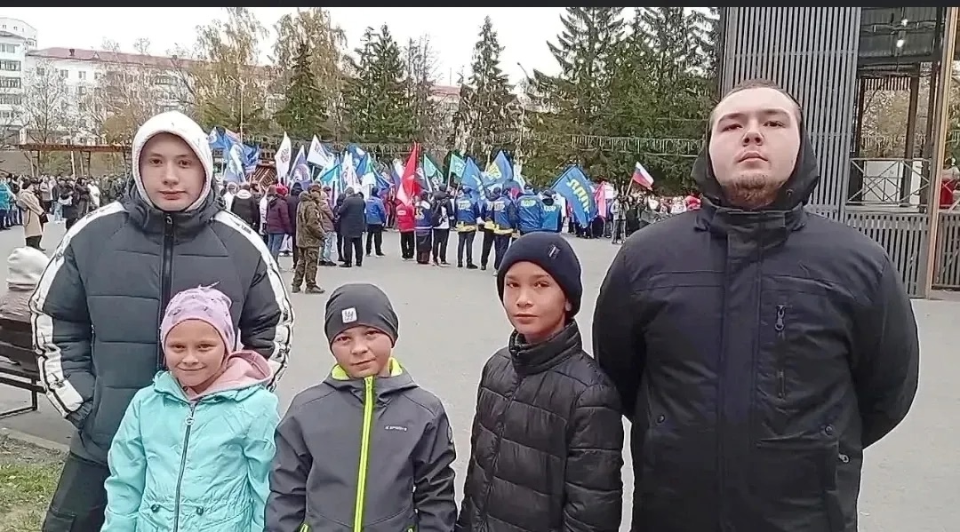 Сотрудники и дети сегодня приняли участие в патриотическом мероприятии «Вместе навсегда! Россия, Новороссия, Донбасс» в ЦПКиО. 