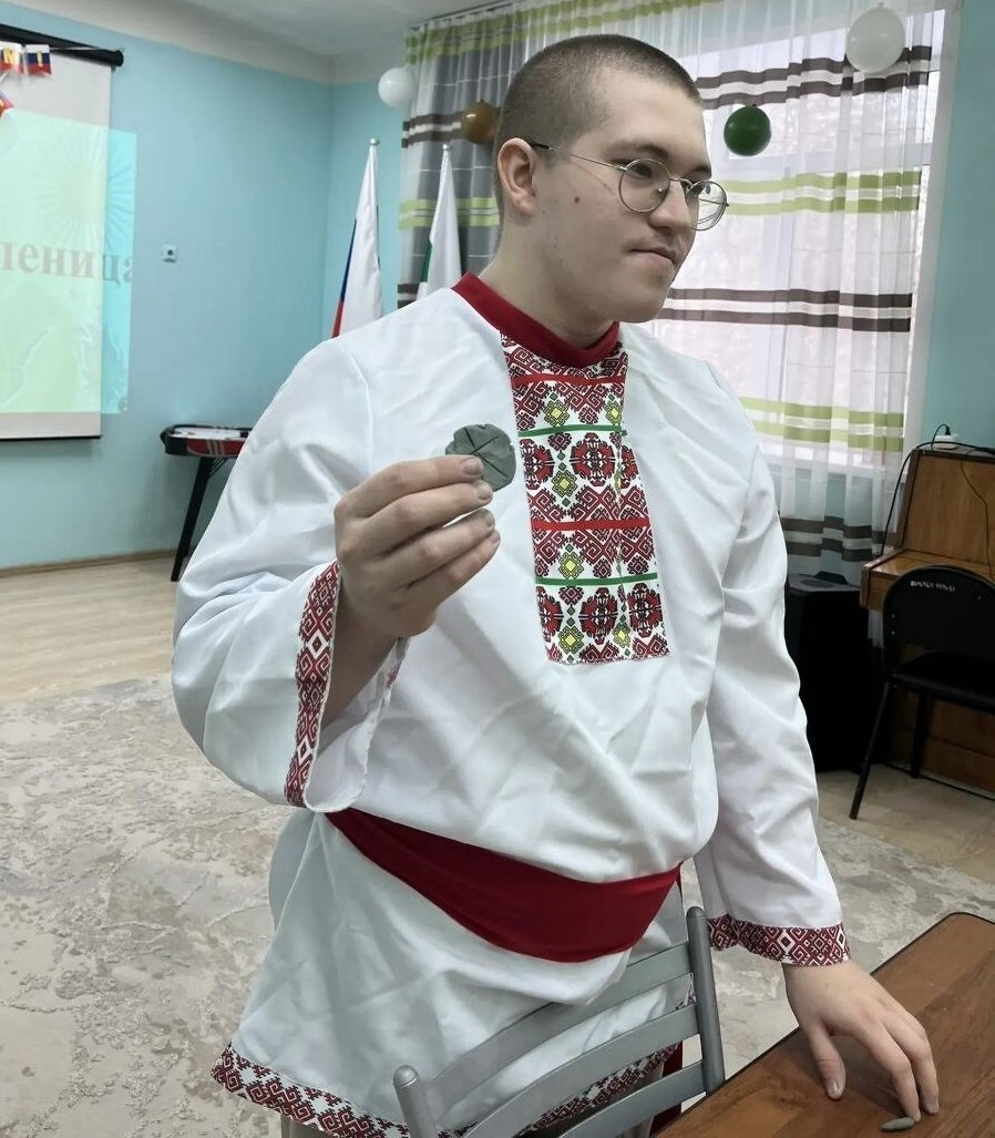 У нас в гостях был Глеб из Курганского союза краеведов, а также представители лагеря «Лазурный» — Лиза и Карина.