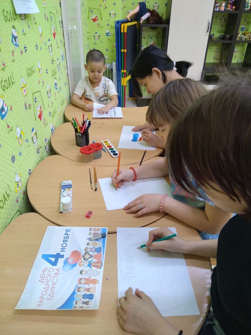 Ребята начали готовиться к выставке рисунков, посвященных Дню народного единства.