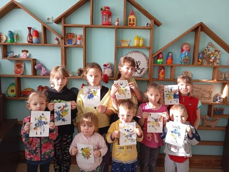 У нас с ребятами был настоящий творческий взрыв! Мы устроили "Творческий MIX" и погрузились в волшебный мир кляксографии.