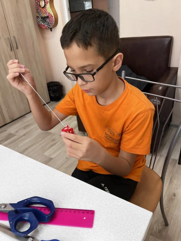 На мастер-классе дети учились из фетра изготавливать новогодние игрушки, осваивали основные приёмы шитья в этой технике.