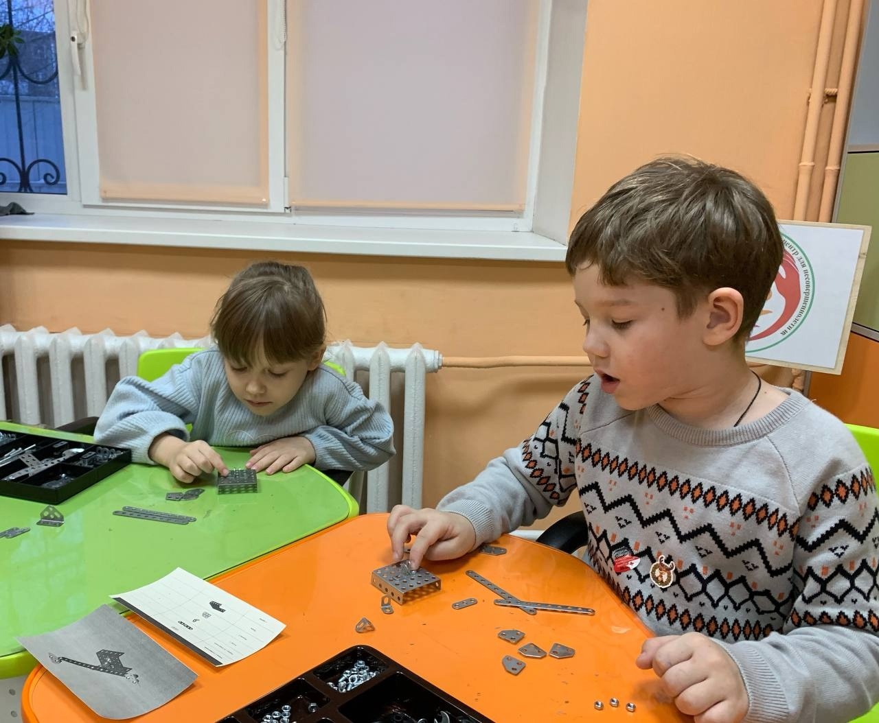 Сегодня ﻿в мастерской ﻿возможностей «Встреча ﻿с собой» весело ﻿и увлекательно ﻿проходило ﻿занятие ﻿по конструированию из металлического ﻿конструктора!