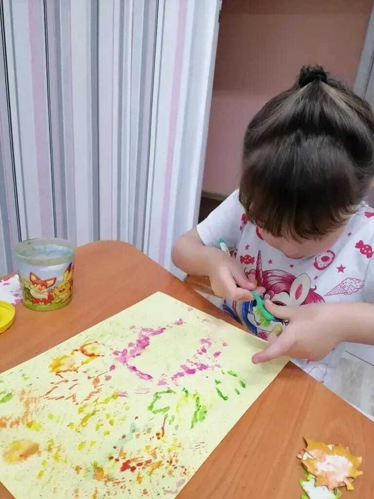 Необычное художественное занятие прошло в кружке «Творческий MIX», где ребята работали в удивительной технике правополушарного рисования.